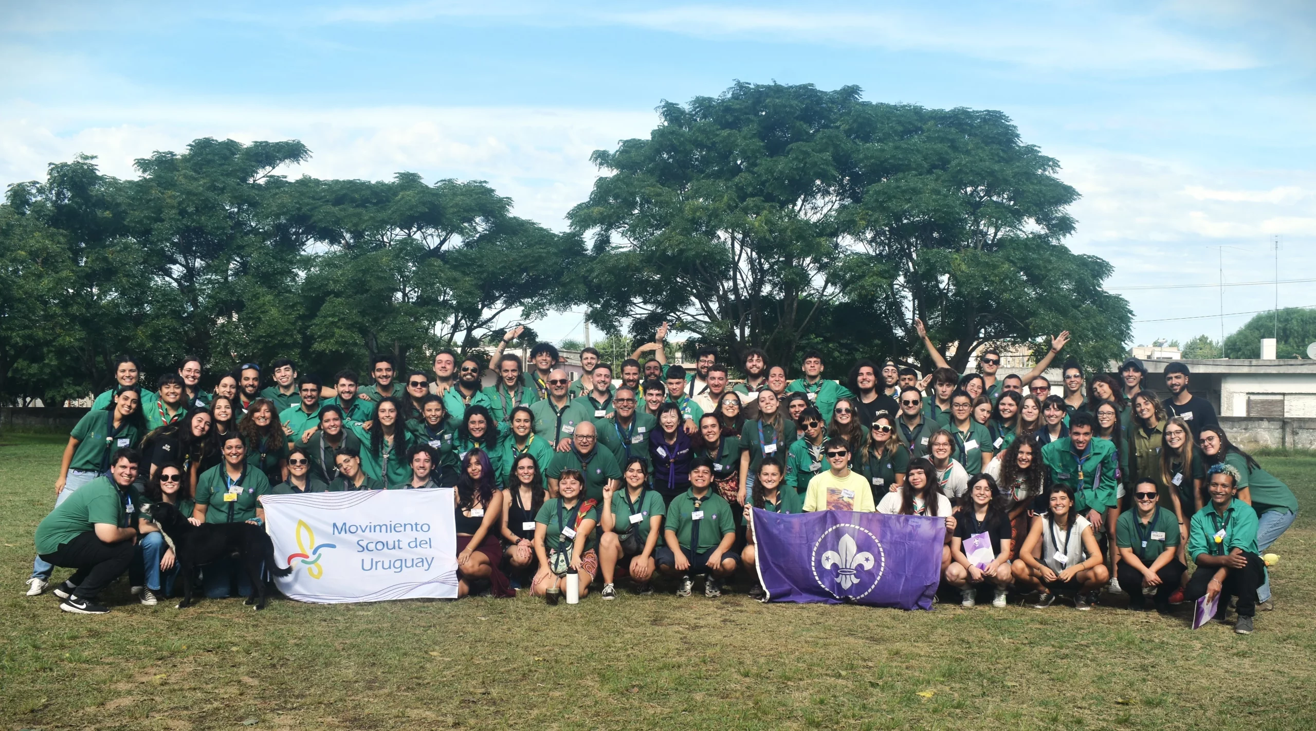 varios scouts posando para la foto con la bandera del MSU y la de la OMMS