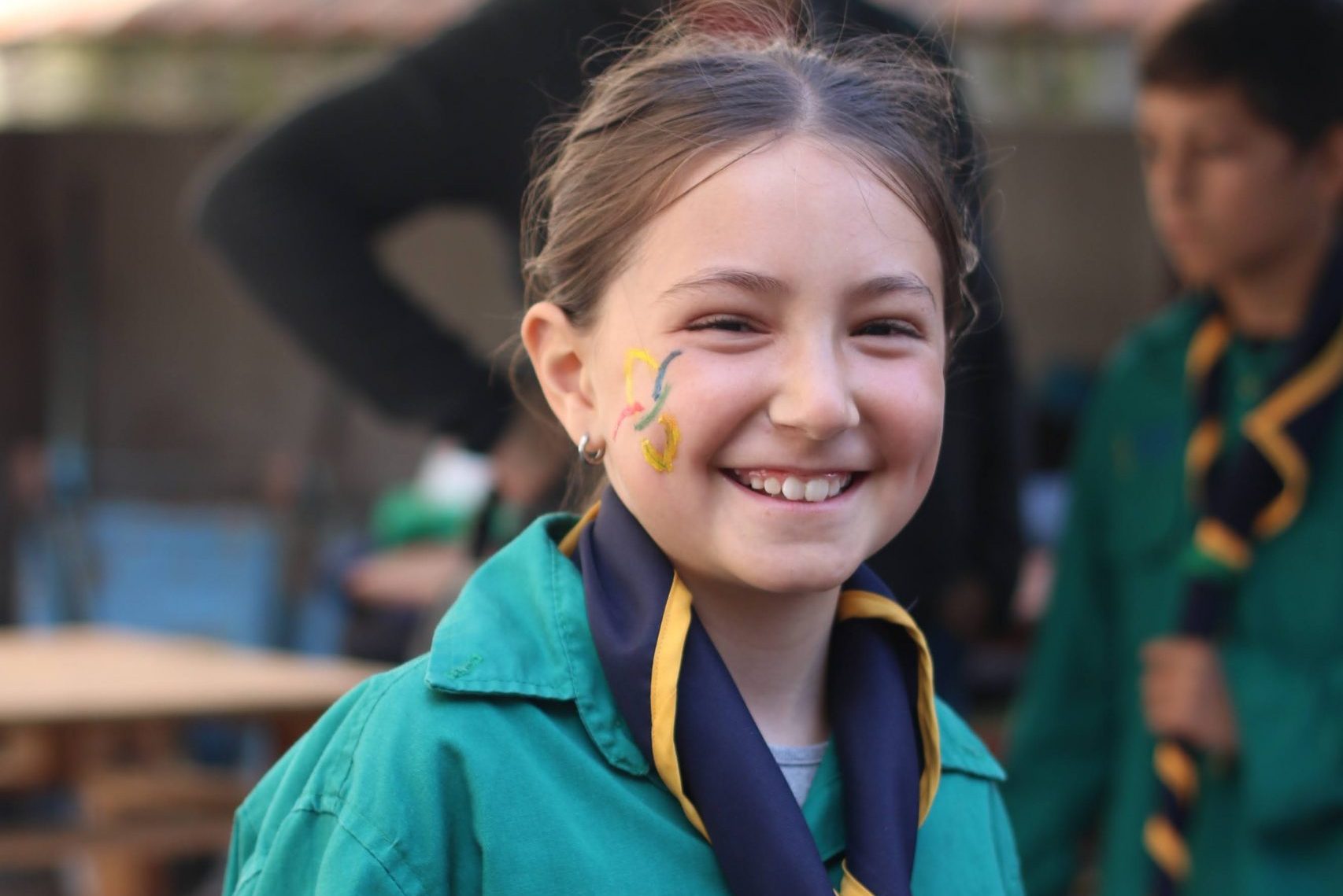 lobata con camisa y pañoleta sonriendo a la cámara