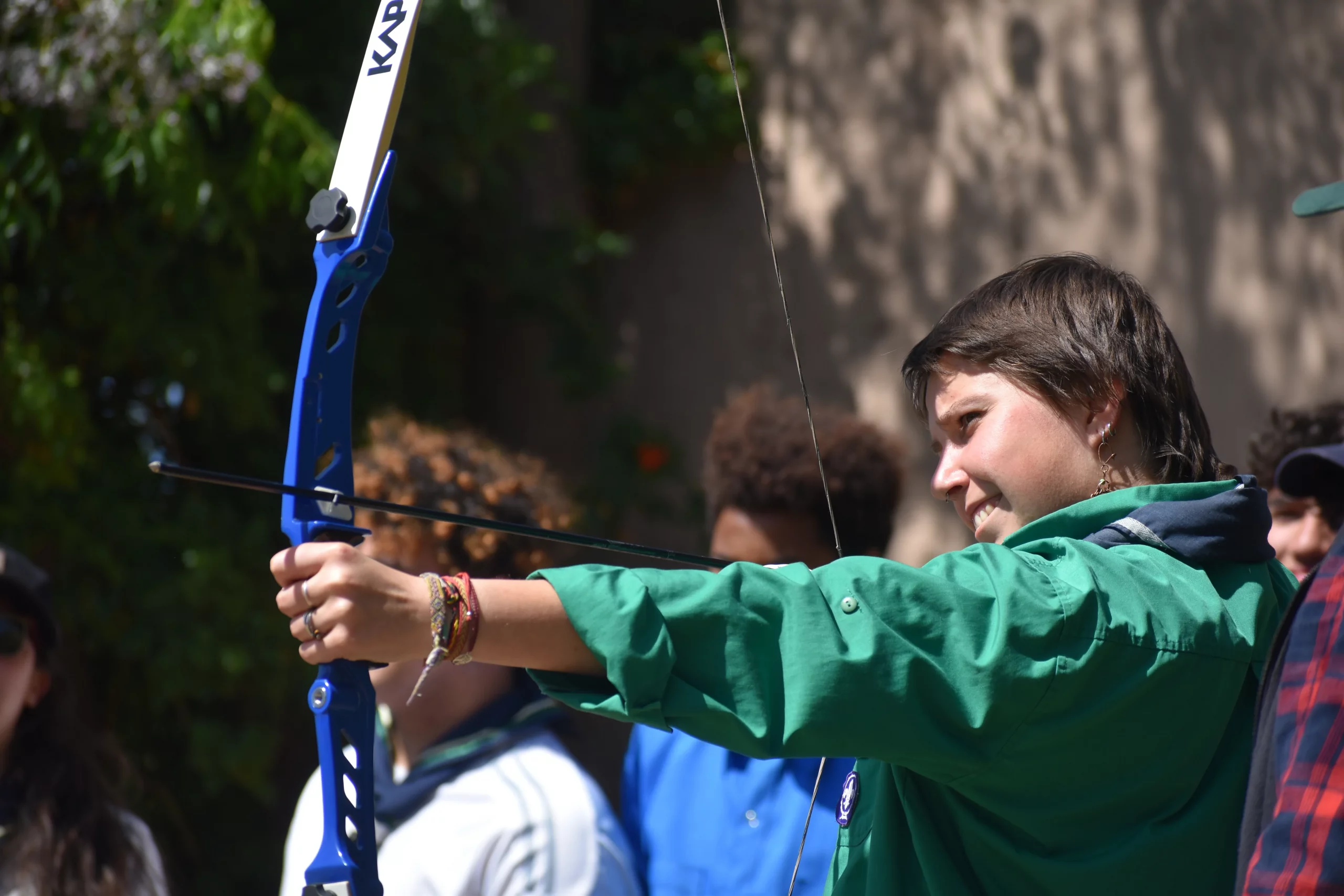 una scout apuntando con un arco