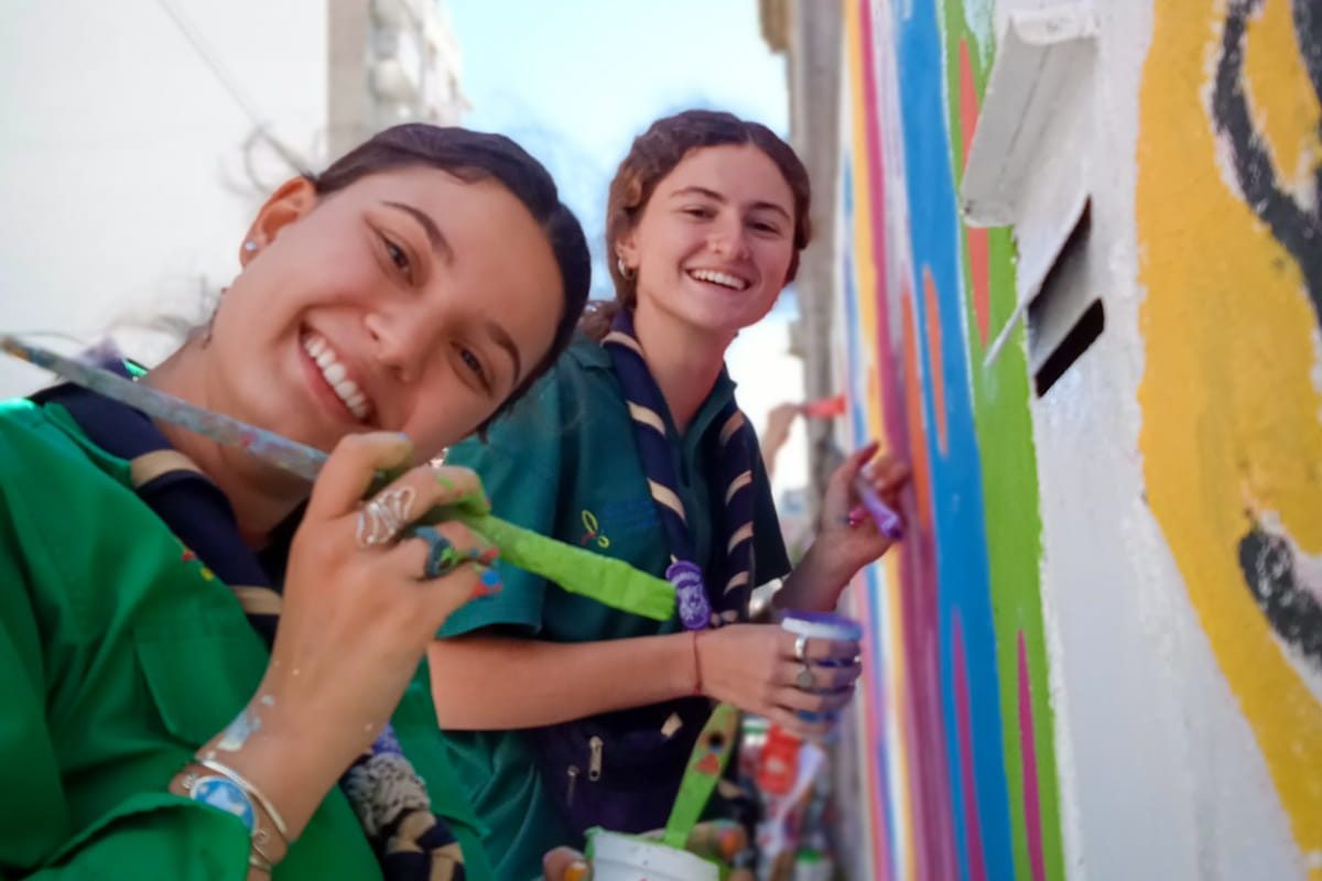 rovers scout pintando un mural