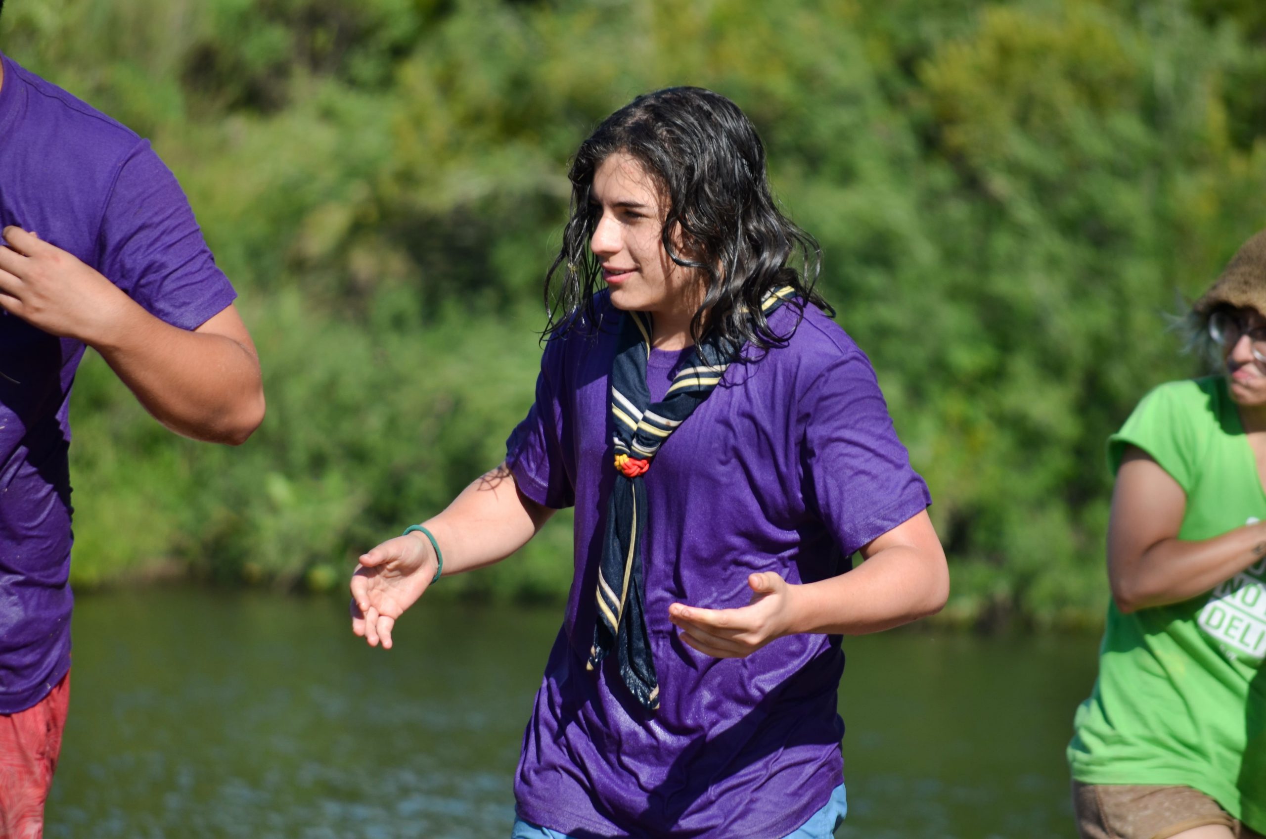 scout empapado en agua en medio de una actividad